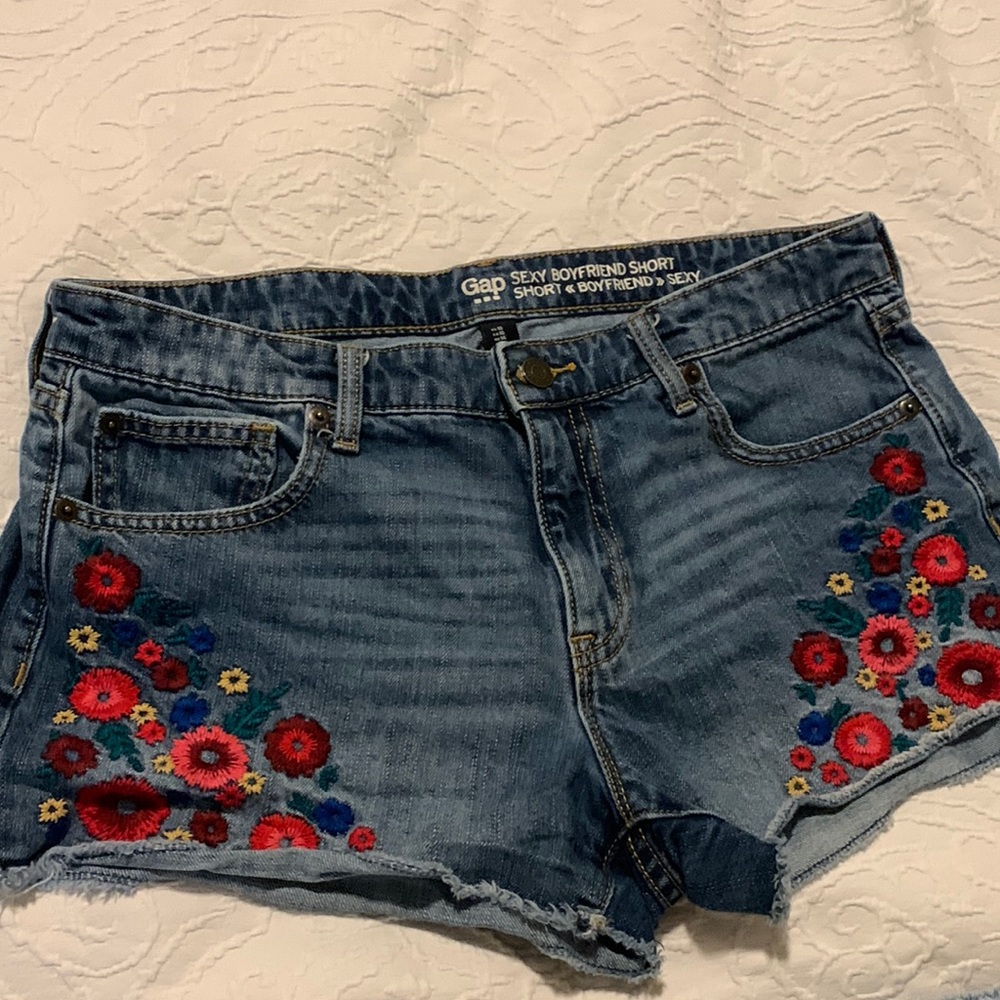 Gap sexy boyfriend short with embroidered flowers